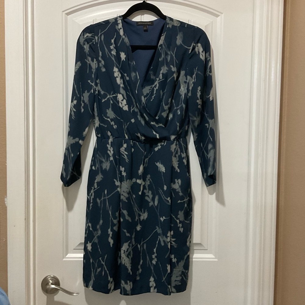 Banana Republic Navy and Cream Print dress. Size 2